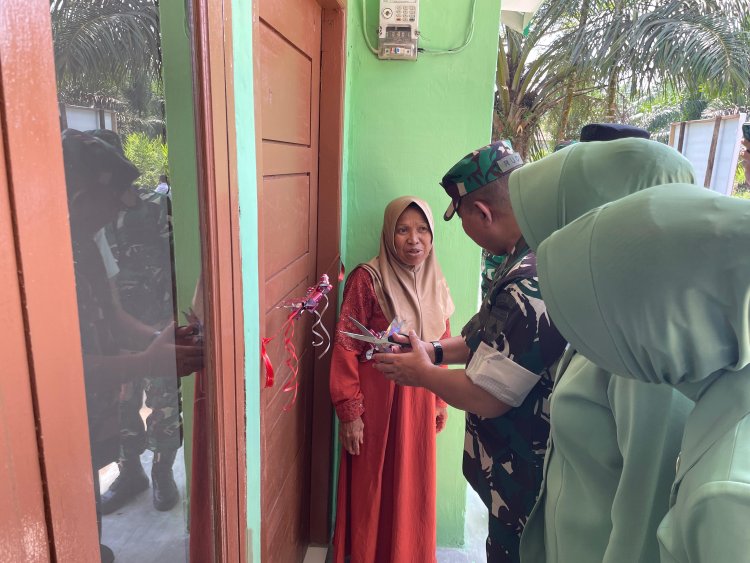 Anismar Terima Kunci Rumah Layak Huni dari Kasdam XIX/Tuanku Tambusai, TMMD ke-127 Kodim 0301/Pekanbaru Telah Berakhir