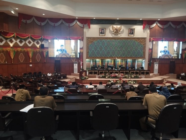 Miris! Paripurna DPRD Riau Sepi Peminat, Ada Oknum Anggota Nekat Pakai Celana Jeans