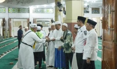 Sambut Kepulangan Jemaah Haji Kuansing, Bupati Perhatikan Jemaah yang Masih di Tanah Suci