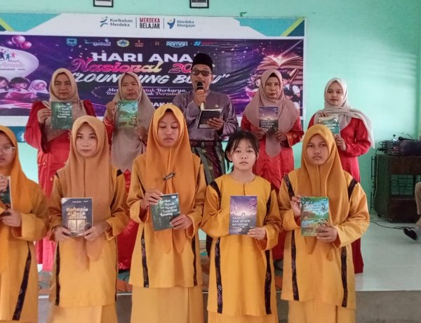 Kado Spesial Hari Anak Nasional, Siswa SMPN 1 Siak Kecil Resmi Rilis 5 Buku Antologi