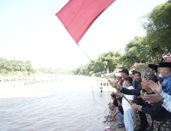 Tepian Ronge Biru Dipadati Ribuan Penonton, Plt Bupati Kuansing Muklisin Lepas Hilir Perdana Pacu Jalur Mini