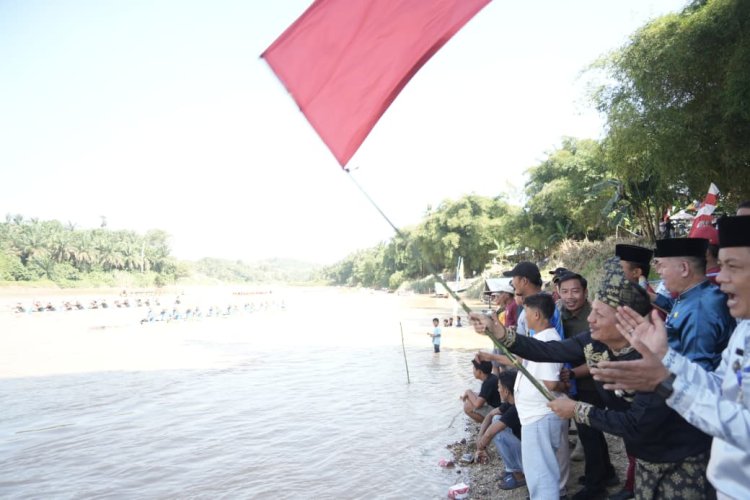 Tepian Ronge Biru Dipadati Ribuan Penonton, Plt Bupati Kuansing Muklisin Lepas Hilir Perdana Pacu Jalur Mini