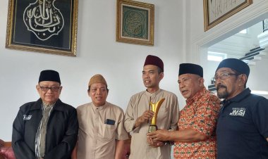 Dheni Kurnia Serahkan JMSI Riau Award 2026, UAS Berikan Buku 40 Hadits, Zikir dan Doa