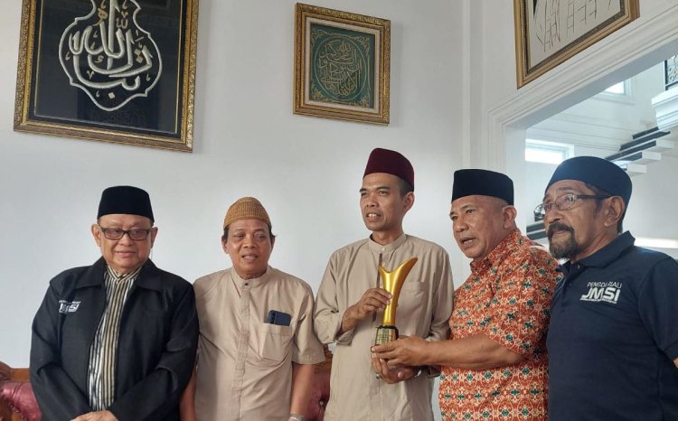 Dheni Kurnia Serahkan JMSI Riau Award 2026, UAS Berikan Buku 40 Hadits, Zikir dan Doa