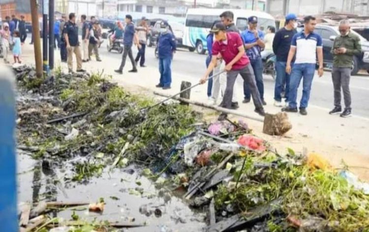 Saluran Drainase  Pasar Soegih Belilas Tersumbat, Wabup Inhu Hendrizal Minta Tertibkan Pedagang di Bahu Jalan